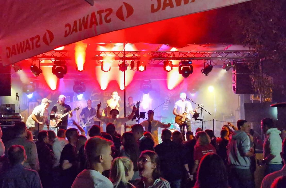 Der Kirmesball ist wichtiger Bestandteil der Steckenborner Kirmes. Für Stimmung sorgt die Partyband »Ilex«.