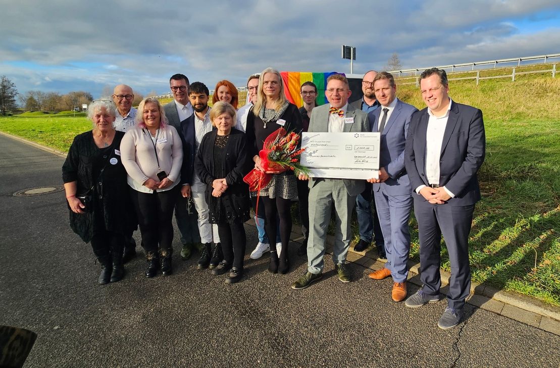 Landrat und Stiftungspräsident Markus Ramers (2.v.re.) und Stiftungs-Vizepräsidentin Helga Kühn-Mengel (6.v.li.) überreichten im Beisein von Euskirchens Bürgermeister Sacha Reichelt (re.) den Solidaritätspreis an Winfried Kubitza-Simons (4.v.re.) und weitere Vertreter des »Queeren Stammtischs Euskirchen«.
