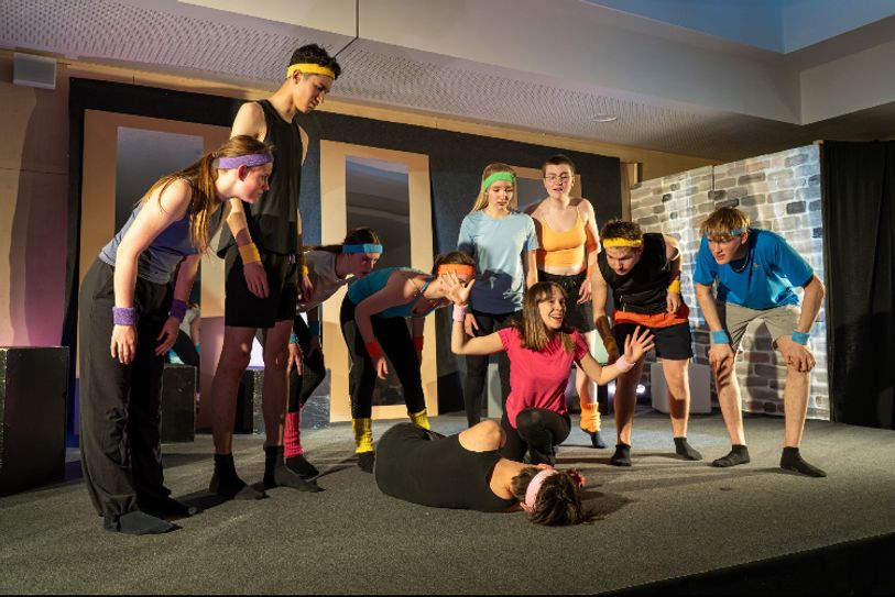 Kürzlich führte die Theater-AG des Gymnasiums Konz an mehreren Abenden sowie im Vormittag für einzelne Jahrgangsstufen das Stück »?NORMAL!« auf, welches aus zwei Textgrundlagen, nämlich dem Jugendstück »Bodybuild« (Jualia Haenni) und dem Stück „Ron-ja und Julia“ (Anna Krämer, Laura Kosch, Elisa Schober) zusammengesetzt wurde.