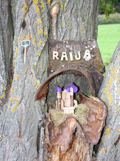 Sieben interaktive Stationen wurden am Waldrand oberhalb von Sötenich geschaffen.
