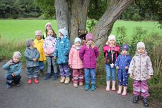 Die Kinder sind begeistert von den interaktiven Wichtel-Stationen.