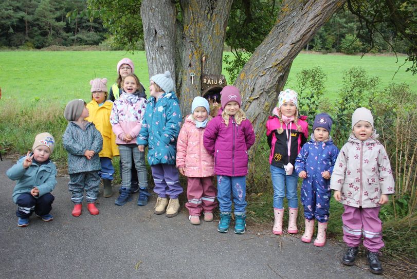 Die Kinder sind begeistert von den interaktiven Wichtel-Stationen.