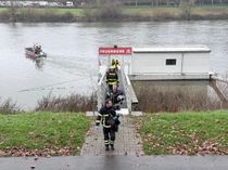 Die Berufsfeuerwehr rettete mit dem Mehrzweckboot St. Barbara vier Ruderer aus der Mosel.