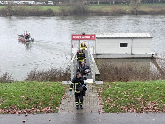 Die Berufsfeuerwehr rettete mit dem Mehrzweckboot St. Barbara vier Ruderer aus der Mosel.