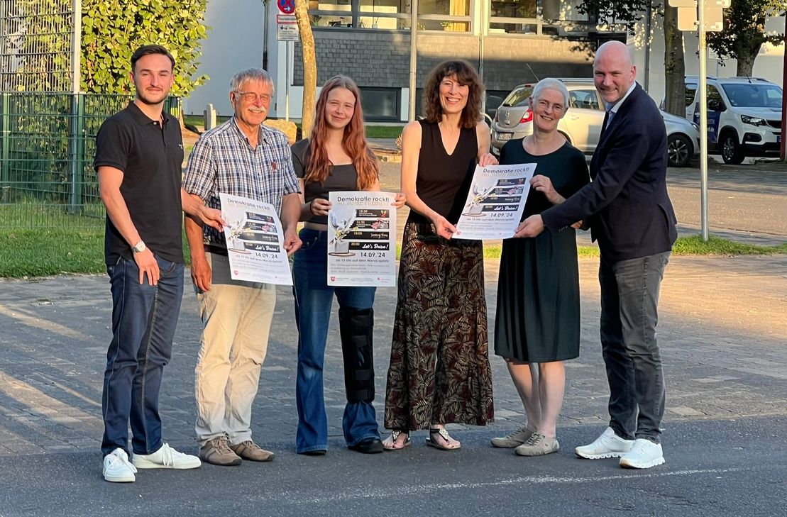 Vertreter aus Fraktionen, Jugendbeirat und Bürgermeister Jorma Klauss freuen sich auf den 14. September, wenn mit einem fröhlichen Fest an »80 Jahre Freiheit« in Roetgen erinnert wird.