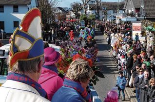 Hoffentlich bei gutem Wetter wollen die Jecken den Straßenkarneval in allen Zügen genießen. Der Höhepunkt in der Session einer jeden Tollität: »D´r Zoch« durch die Straßen des Monschauer Landes, hier in Simmerath.