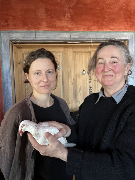 Yulia Timonina (li.) und Fritzi Wartell retteten der weiße Taube Angelika das Leben.