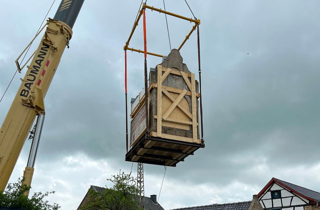 Die Trafostation »fliegt« in Bürvenich auf den Tieflader.
Foto: Alina Hilbrecht, LVR-Freilichtmuseum Kommern