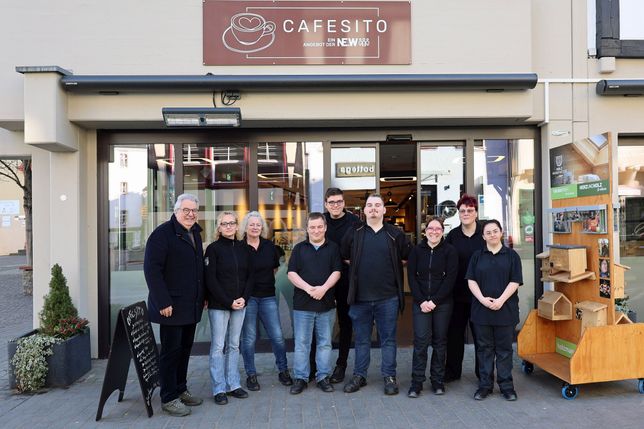 Rechtsanwalt Michael Nücken (links) freut sich, dass die NE.W mit ihrem Cafésito unter der Leitung von Reka Cserei (2.v.l.) und ihrem Team aus NE.W-Beschäftigten und Mitarbeitenden seinem Geburtshaus, besser bekannt als Haus Melder, weiterhin Leben einhaucht.