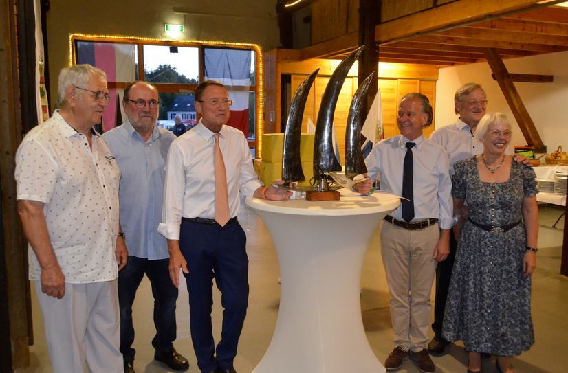 Yves Coignée Président des Comité de Jumelage in Migennes; Claude Brissat Schatzmeister des Comité; Francois Boucher Stadtbürgermeister von Migennes; Dr. Andreas Nikolay, Stadtbürgermeister von Simmern und Ralf und Evelyne Wilhelmi, Partnerschaftsbeauftragte der Stadt Simmern.