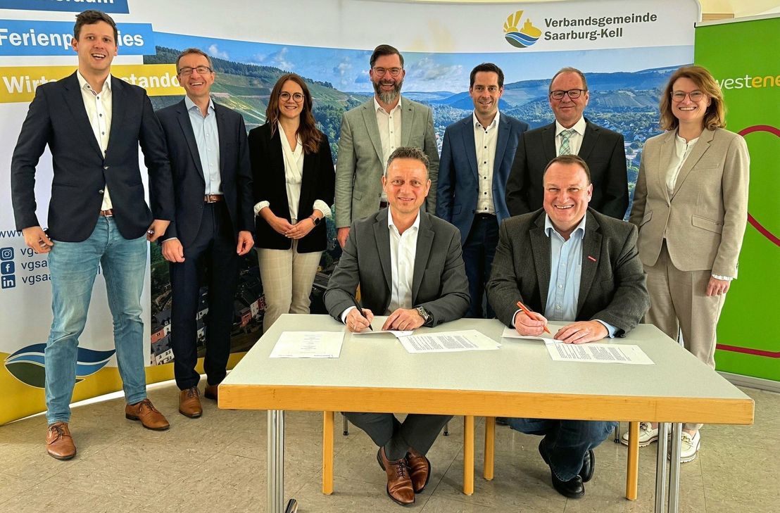 hintere Reihe v. l. n. r.:
Oliver Schubert (Westenergie AG - Leiter Kommunale Lösungsfabrik)
Thomas Oppelt (Geschäftsführer Bayernwerk Regio Energie GmbH)
Christina Barchmann (Bayernwerk Regio Energie GmbH)
Christian Nathem (Westenergie AG - Kommunales Partnermanagement Region Trier)
Moritz Petry (Geschäftsführer Gemeinde- und Städtebund RLP)
Bürgermeister Jürgen Dixius
Erste Beigeordnete Simone Thiel

vordere Reihe v.l.n.r.
Marco Felten (Westenergie AG - Leiter Kommunales Partnermanagement Region Trier)
Gerd Benzmüller (Geschäftsführer Mosel-Saar-Hochwald Energie GmbH)