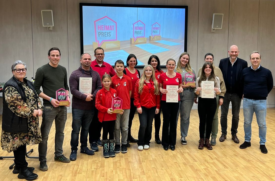 Mit Roetgener Grenzlandjugend, KG Elferrat Rott und FC 13 Roetgen hat die Gemeinde Roetgen durch Bürgermeister Jorma Klauss (2.v.r.) den Heimatpreis 2024 dreifach vergeben.