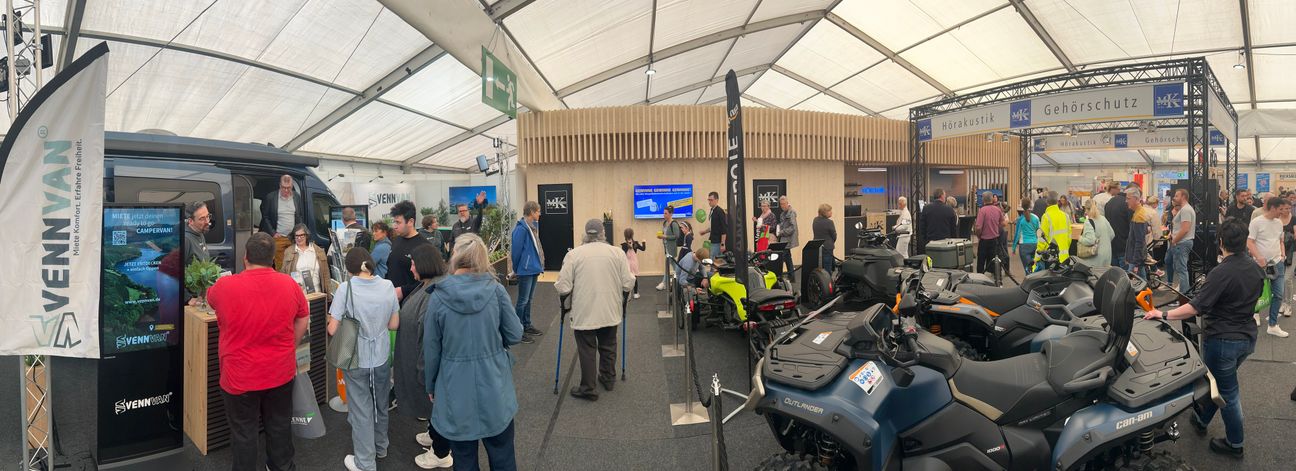 Halle 7 ist ganz in Simmerather Hand - aber bereits am Eingang präsentiert sich der moderne Messestand der Gemeinde Simmerath.