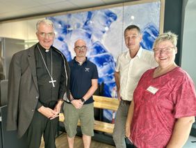 v.l. Weihbischof Peters, Alexander Knauf (Caritas-Dienststellenleiter Bitburg), Markus Regnery (Geschäftsführer Jobcenter Bitburg-Prüm) und Andrea Ennen (stellvertretende Direktorin Caritasverband Westeifel) in den neuen Räumlichkeiten der Prümer Tafel.