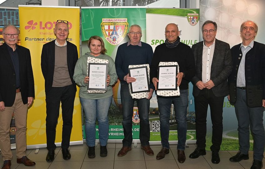 »Danke Schiri« (von links): FVR-Ehrenmitglied Erich Schneider, DFB-Präsident Bernd Neuendorf, Sophie Himmes, Willi Kops, Hamid Rostamzada, FVR-Präsident Gregor Eibes und FVR-Vizepräsident Thomas Schmittgen.