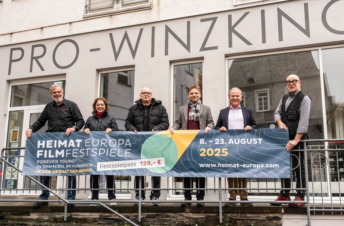 Von links: Klaus Endres, Margit Klein und Peter Huth (Pro-Winzkino), Janis Kuhnert (Kurator der Filmfestspiele), Stadtbürgermeister Andreas Nikolay und Wolfgang Stemann (Pro-Winzkino).