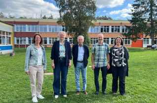 Sozialpädagogin Eva Lohbusch, Schulleiterin Diana Hoch, Dr. Ulrich Albert (Lionsclub) sowie Rolf Kall und Claudia Heinen haben sich gemeinsam dafür eingesetzt das »Bauchgefühl« der Fünftklässler an der Sekundarschule Nordeifel zu stärken.