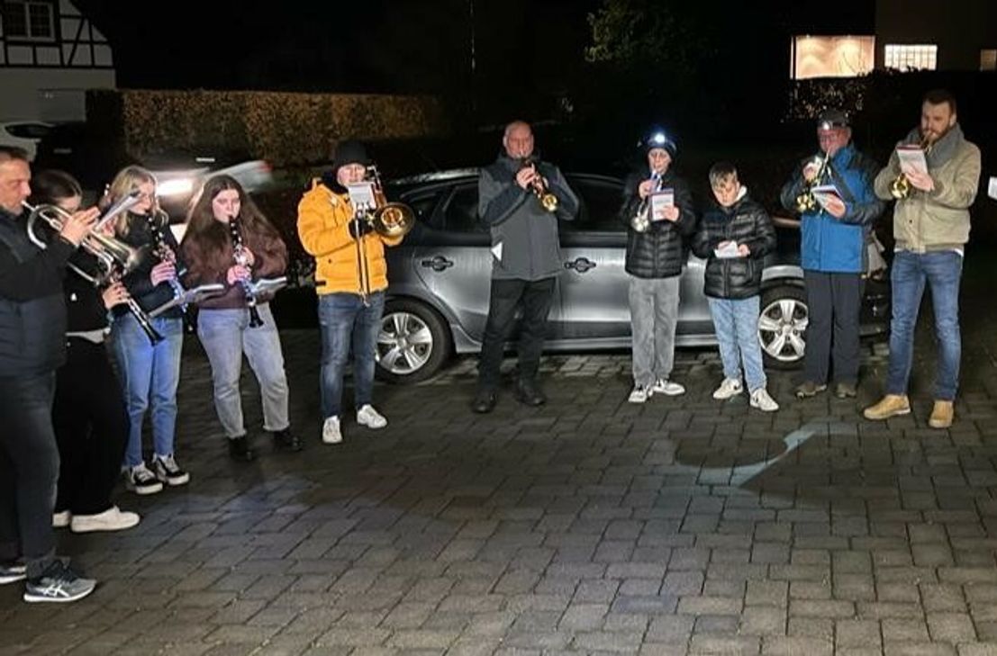 Die Musiker der Eifelklängen spielen wieder Weihnachtslieder in der Heiligen Nacht.
