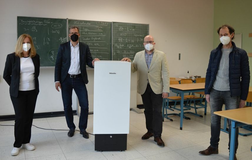 Beim Rundgang durch das Franken-Gymnasium konnte sich (v.l.) Simona Gall von der städtischen