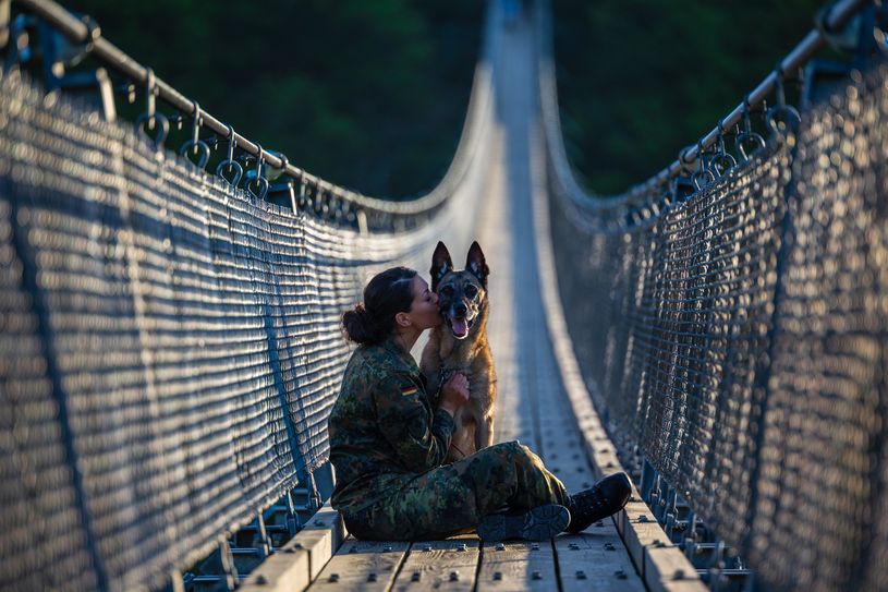 Ein Motiv von der Geierlaybrücke, das den Diensthundekalender der Bundeswehr 2020 für die Aktion »Unvergessen« ziert.