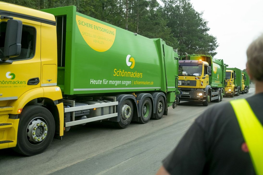 Die Firma Schönmackers rückt erneut mit ihrer Flotte zu einer Sonderabfuhr aus. Firmen-Foto