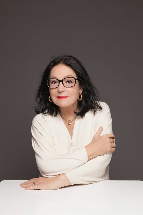 Schwarze, seidig glatte Haare und eine unverkennbare, dick umrahmte Brille: So kennt man den Superstar und so liebt man ihn auch – und das seit über 50 Jahren – Nana Mouskouri. Foto: Kate Barry