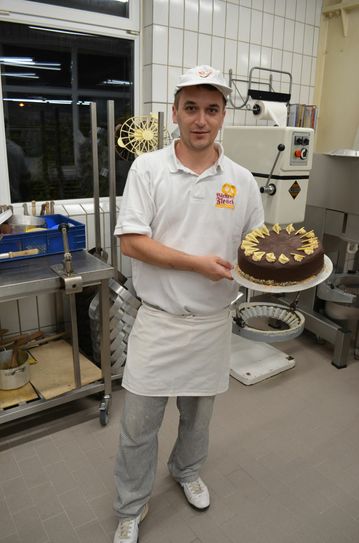 Christian Reines aus Pickließem ist gerne Bäcker. In der Backstube der Bäckerei Flesch ist er für die Herstellung von Kuchen und Torten zuständig. Foto: Schröder