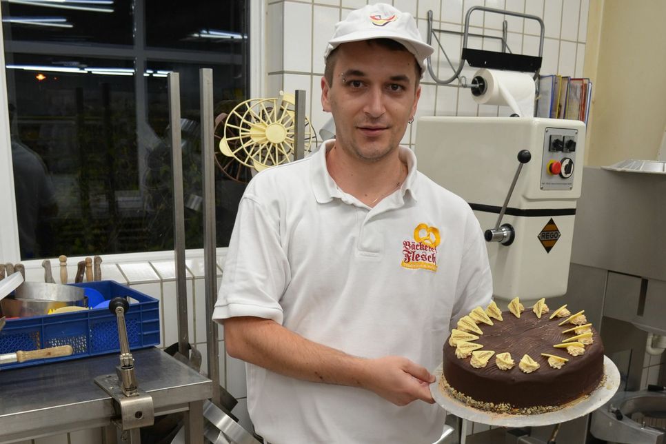 Christian Reines aus Pickließem ist gerne Bäcker. In der Backstube der Bäckerei Flesch ist er für die Herstellung von Kuchen und Torten zuständig. Foto: Schröder