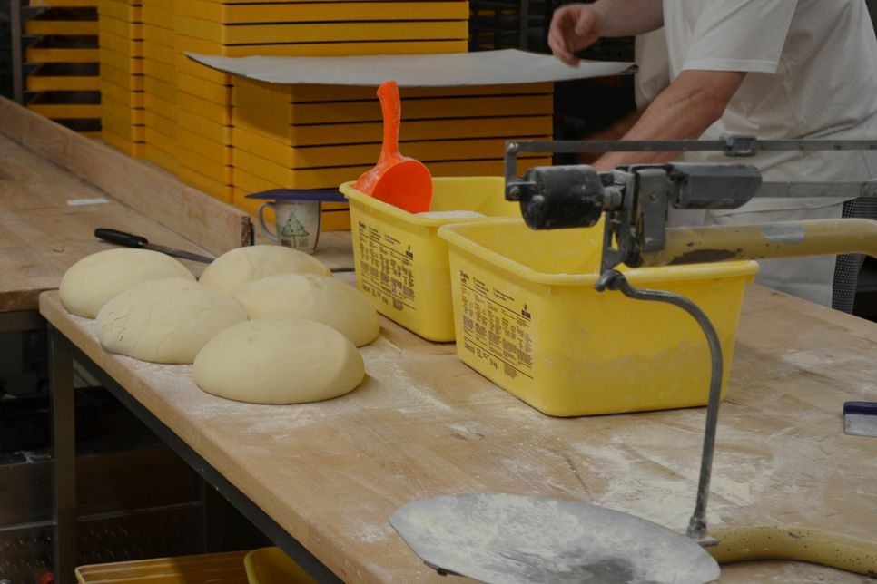 In der Backstube werden Brote, Brötchen, Teilchen und Kuchen für den nächsten Tag produziert. Foto: Schröder