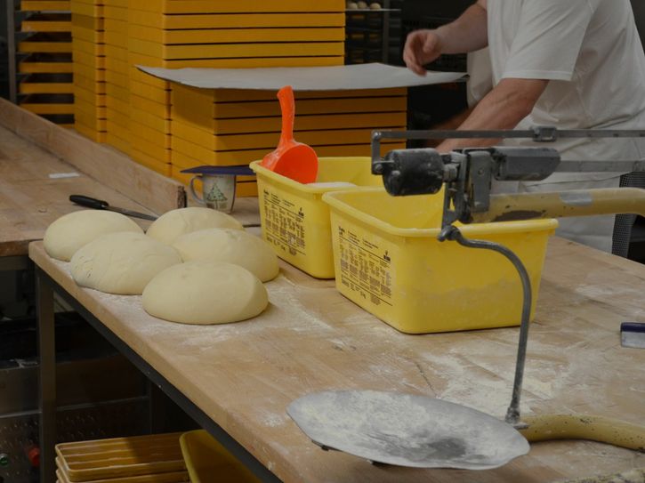 In der Backstube werden Brote, Brötchen, Teilchen und Kuchen für den nächsten Tag produziert. Foto: Schröder