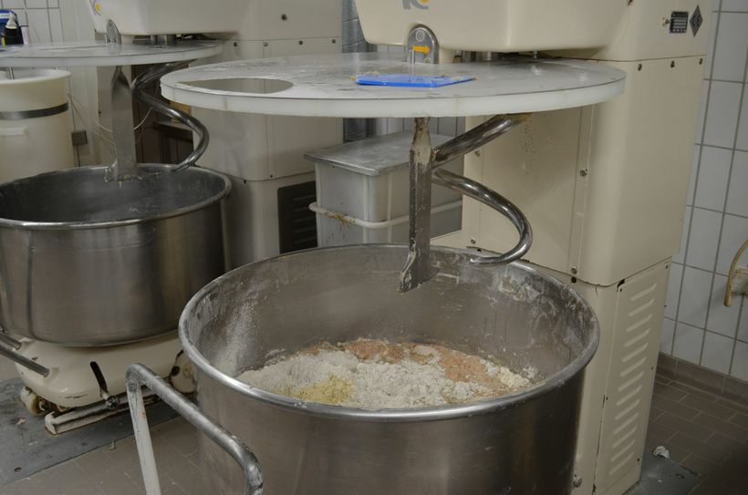 In der Backstube werden Brote, Brötchen, Teilchen und Kuchen für den nächsten Tag produziert. Foto: Schröder
