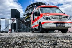 Der DRK-Rettungsdienst am Nürburgring unterstützt mit seinen Fahrzeugen und der DRK-eigenen Bedarfsleitstelle am Nürburgring auf Anfrage der Behörden den Regel-Rettungsdienst sowie die Integrierte Leitstelle in Koblenz. Insgesamt 152 Rettungsdiensteinsätze absolvierten die DRK-Rettungsmittel vom Nürburgring aus in der Region. Foto: Armin Link