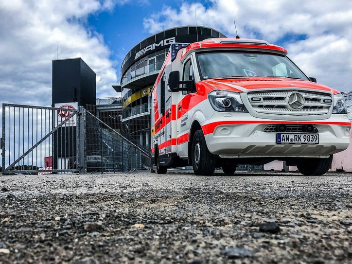 Der DRK-Rettungsdienst am Nürburgring unterstützt mit seinen Fahrzeugen und der DRK-eigenen Bedarfsleitstelle am Nürburgring auf Anfrage der Behörden den Regel-Rettungsdienst sowie die Integrierte Leitstelle in Koblenz. Insgesamt 152 Rettungsdiensteinsätze absolvierten die DRK-Rettungsmittel vom Nürburgring aus in der Region. Foto: Armin Link