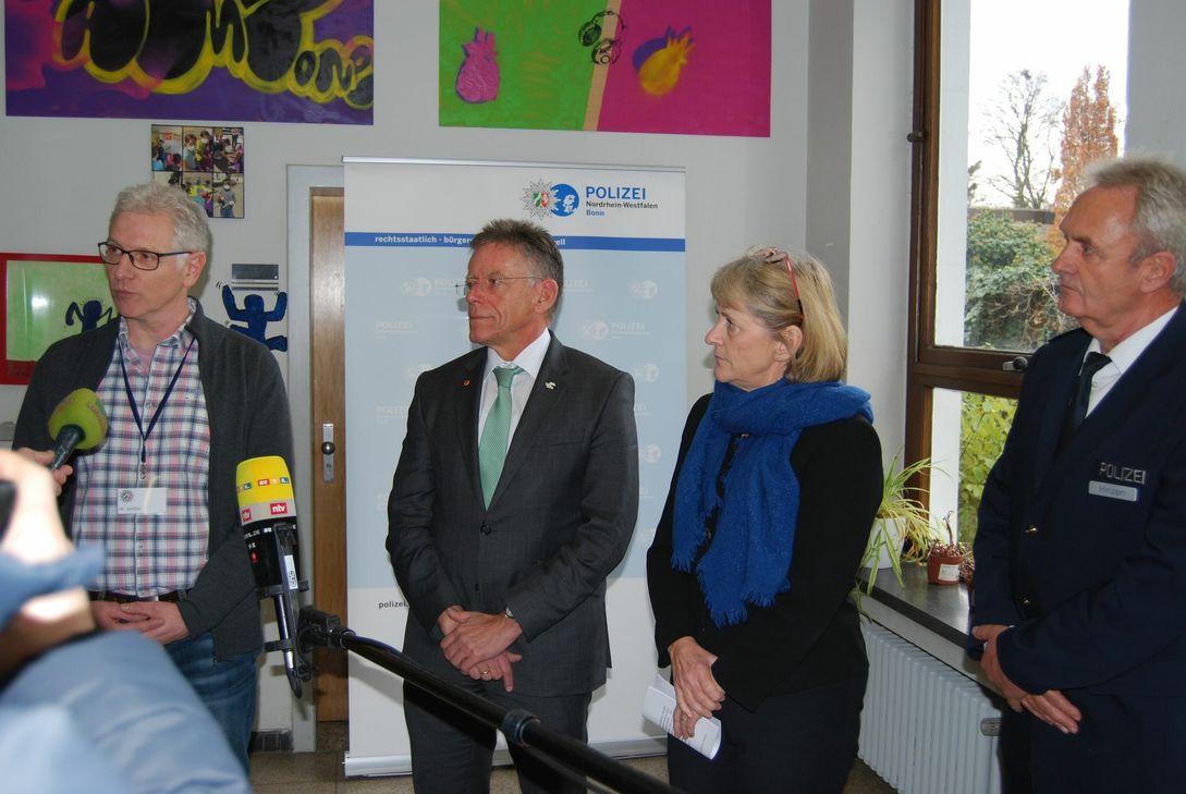 Der Leiter der Mordkommission Rheinhold Jordan (v.l.), Landrat Hans-Jürgen Petrauschke, Polizeipräsidentin Ursula Brohl-Sowa und Abteilungsleiter Polizei Friedhelm Hinzen informierten über den Verlauf der Reihenuntersuchung.