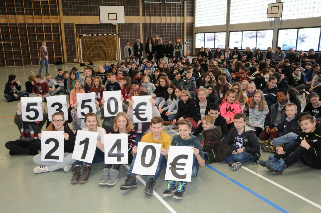 Von erlaufenen 5.350 Euro gehen 2.140 Euro an den Förderverein der Erbeskopf-Realschule plus in Thalfang. Deren Schüler haben allen Grund, stolz auf sich zu sein – ebenso wie auf ihre Sponsoren sowie auf Eltern und Helfer. Foto: Ursula Schmieder