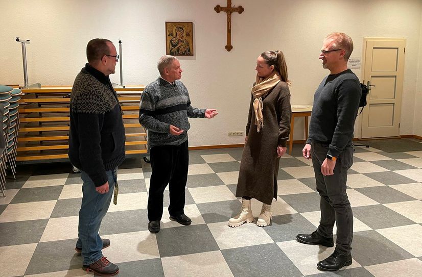 V.l.: Friedbert Christmann, Benno Wiederstein, Isabell Braun-Dobelke und Michael Kirsch sprechen im Pfarrsaal über die Vorbereitungen.