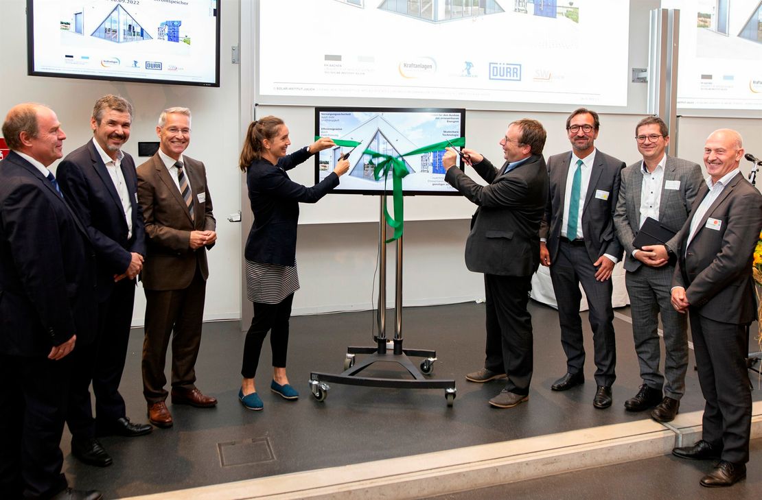 Jeanette Lemmes und Oliver Krischer schnitten das Band zur Eröffnung der multiTESS-Anlage durch - gemeinsam mit Vertretern der FH Aachen und der Partnerunternehmen.