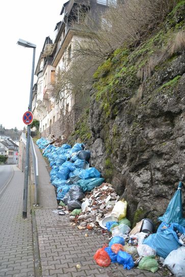Der Müll türmt sich in der Hauptstraße, Nachbarn sind stinksauer. Foto: Klaus Desinger