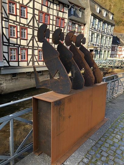 Monschau hat schon seit den 1970er Jahren reiche Erfahrung mit Kunst im »Öffentlichem Raum« und ist deshalb für die Aufstellung von ungewohnten Skulpturen an gewohnten Orten prädestiniert.