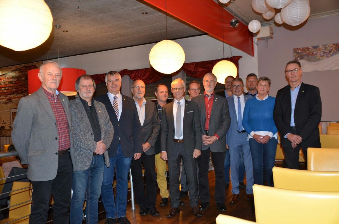 Verdiente Ratsmitglieder der Gemeinde Simmerath wurde in einer Feierstunde für ihre langjährige Arbeit gedankt und sie teilweise verabschiedet. Bürgermeister Bernd Goffart (4.v.r.) ernannte Franz-Josef Hammelstein (6.v.r.) und Siegfried Lauscher (l.) zu »Ehrenratsherren«. Foto: T. Förster