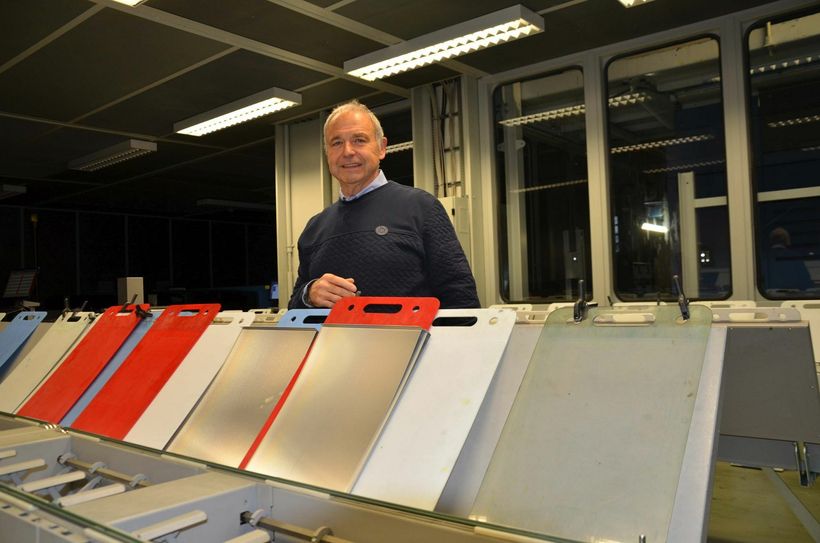 Der junge Harald Hermanns an der Druckmaschine »Roland Rekord«...