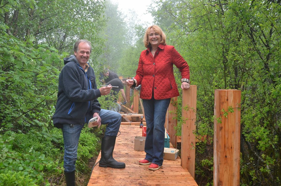 Der alte, marode Steg am Palsen im Venn bei Mützenich ist schon größtenteils abgebaut. Ein wesentlich massiverer und langlebigerer wird gerade neu erstellt. Das freut Mützenichs Ortsvorsteherin Jacqueline Huppertz und Udo Thorwesten von der Unteren Naturschutzbehörde der Städteregion, wenn er sich auch Kunststoff statt Lärche als Baumaterial gewünscht hätte. Foto: T. Förster