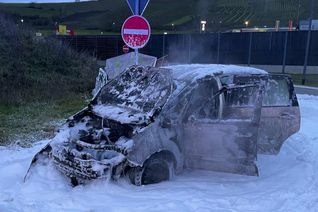 Der Ford wurde durch das Feuer vollkommen zerstört, verletzt wurde glücklicherweise niemand.