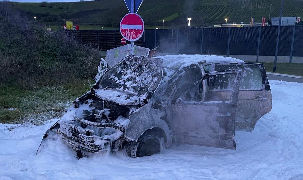 Der Ford wurde durch das Feuer vollkommen zerstört, verletzt wurde glücklicherweise niemand.