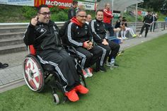 Fußball ist sein Leben: Stefan Zeidan und die Trainer der SG Eintracht, Thomas Brühl (Mitte) und Erkan Göktepeli.