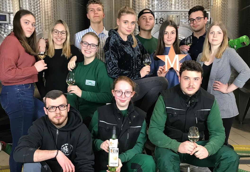 Stolz auf die erste eigene Edition: Azubis der Weinkellerei Foto: Christina Lucia Barg