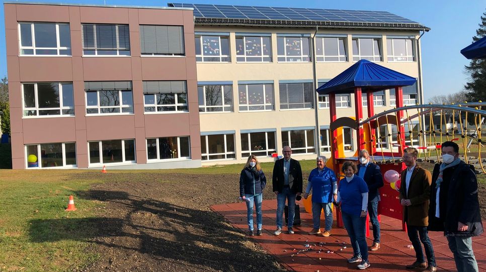 Der würfelförmige Anbau an der Steckenborner Grundschule bietet Platz für drei Räume der OGS. Die Kinder freuen sich jedoch mehr über den Spielturm, der auf dem Schulhof errichtet wurde. Foto: T. Förster