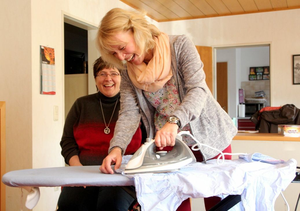 Wenn selbst Bügeln zur Hürde wird, dann hilft die GenoEifel. Besonders gut funktioniert das, wenn Helferin und Hilfesuchende auch noch einen Draht zueinander finden. Foto: Thomas Schmitz/pp/Agentur ProfiPress
