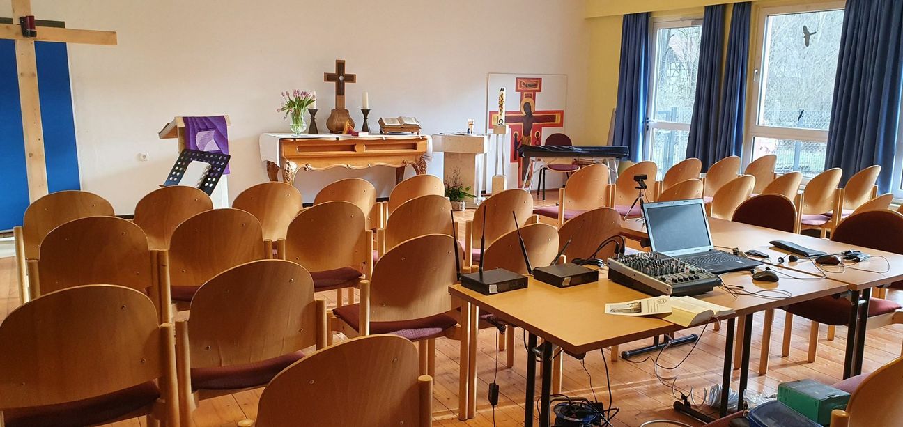 Kirche ist in Corona-Zeiten online und auch an Ostern auf dem YouTube-Kanal »Eivelkirche« aus dem Hellenthaller Gemeindehaus präsent. Foto: Joswig