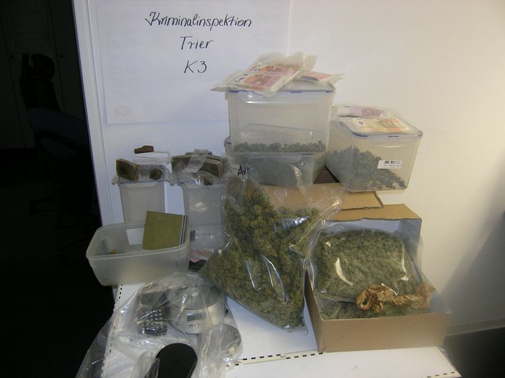 Über zwei Kilo Cannabis und 32.000 Euro fanden die Beamten bei dem 56-Jährigen. Foto: Polizei